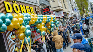 Riesen-Schlange!: Wie schmeckt der 1-Cent-Döner aus Berlin?