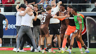 Freude pur: Bei Abpfiff eskaliert die Bank. Trainer Alexander Blessin (51/l.) feiert die fast sichere Rettung in der Bundesliga
