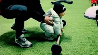 Kleinkind stemmt schwere Gewichte: Schockierende Szenen aus chinesischem Fitnessstudio
