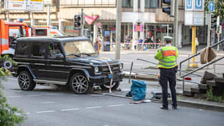 Die Mercedes G-Klasse kam beim Abbiegen von der Straße ab, überfuhr mehrere Menschen
