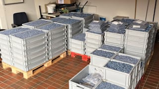 Die Polizei hat die Kisten mit den Nieten sichergestellt