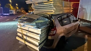 Polizei stoppt überladenes Auto: So wichtig: Rückspiegel!