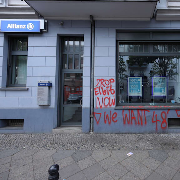 Staatsschutz ermittelt: Israel-Hass auf Büro-Scheibe in Berlin geschmiert