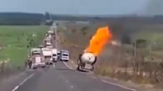 Feuerball und Rauch: Gigantische Explosion von Tankwagen