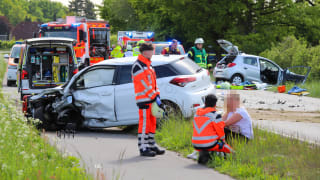Bei dem Unfall vor den Toren Hamburgs starben zwei Menschen. Wieso die Autos zusammenstießen, ist unklar