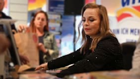 Nebenjob für den Tierschutz: Regina Halmich an der Supermarkt-Kasse