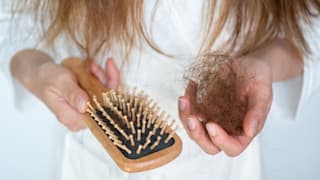 Haarausfall: Ursprung, Symptome und Behandlung