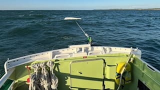 Das Seenotrettungsboot „Hans Ingwersen“ schleppte die gekenterte Jolle in den Hafen von Travemünde
