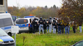 Nach dem Mord am Franzosen Fabrice D. (56) durchsuchte die Polizei das Asylbewerberheim in Hochdorf (Kreis Esslingen)