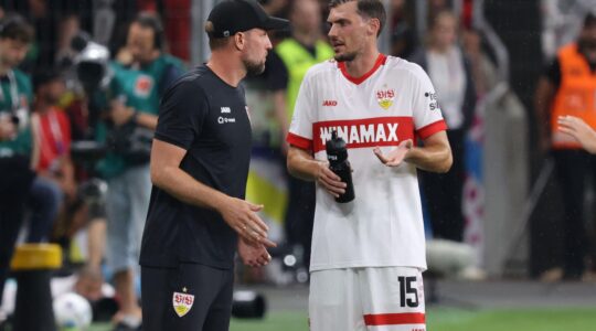 Stuttgart Trainer Sebastian Hoeness an der Seitenlinie