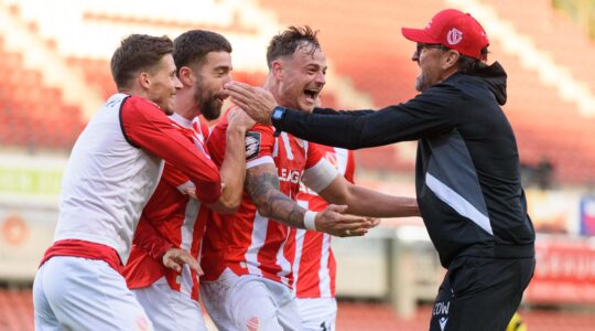 Timmy Thiele (7 Energie Cottbus) celebrates with Players of Energie Cottbus and Head coach Claus-Dieter Wollitz (Energie Cottbus) during the third league match between Energie Cottbus and 1. FC Saarbrucken at Stadion der Freundschaft, Cottbus, Germany.