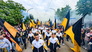 Dynamo Dresden: Fußball-Fans stehen Spalier für Drittligist