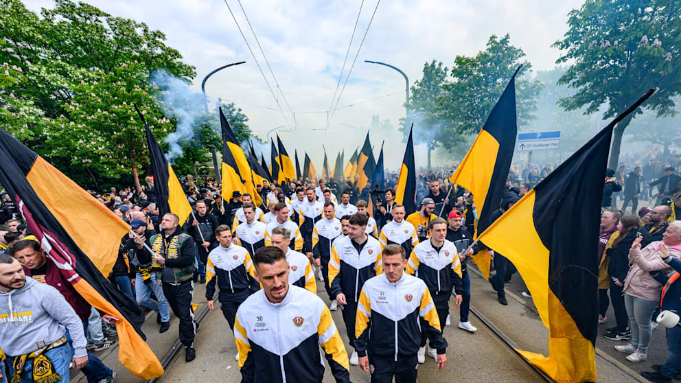 Dynamo Dresden: Fußball-Fans stehen Spalier für Drittligist