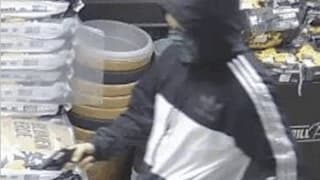 Einer der beiden Männer stürmte den Discounter mit einer Waffe. Die Räuber flüchten mit 1000 Euro Beute