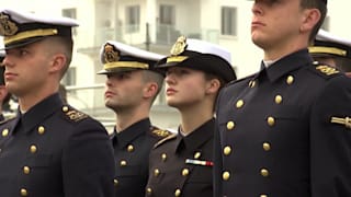 Prinzessin Leonor in Kadettenuniform: Bereit für die See auf einem Marineschiff!