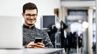 Smartphone am Arbeitsplatz: Zwei Drittel mit privater Ablenkung im Job