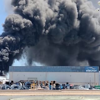 Explosion in spanischer Chemiefabrik: Flammen schießen in den Himmel
