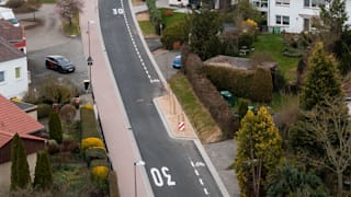 Mittendrin stehen drei Bäume: Deutschlands irrste Radweg-Panne