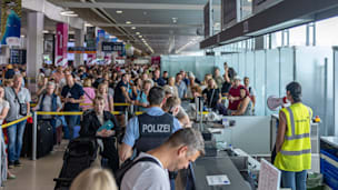 Mega IT-Panne: Chaos am Flughafen! Wie viel muss die Airline zahlen?