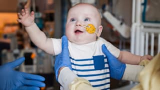 Baby erhält lebensrettende Gentherapie und weckt Hoffnungen weltweit