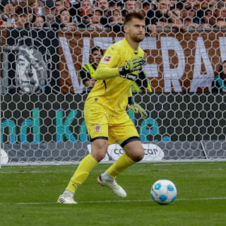 FC St. Pauli: Darin ist er richtig gut! Das Beine-breit-Geheimnis von St. Paulis Torwart