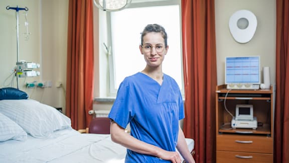 „Unsere Retter – Ärzte im Einsatz“ – Assistenzärztin Merle Weniger