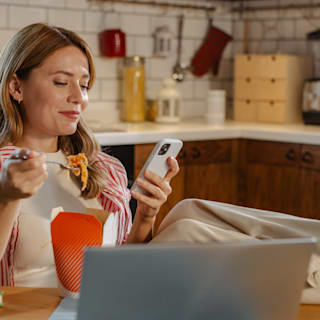 Warum das Essen an Smartphone und TV gefährlich sein kann