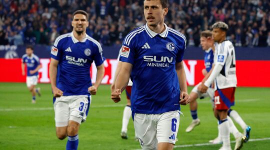 Gelsenkirchen , Deutschland, 2. Fussball Bundesliga Saison 2024 / 2025 30. Spieltag FC Schalke 04 - Hamburger SV 2-2 am 19. 04. 2025 in der Veltins -Arena auf Schalke Ron SCHALLENBERG (S04) re.- freut sich nach seinem Treffer zum 1-0