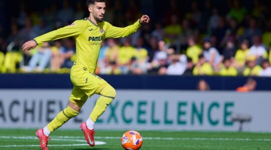 3B9P86R Villarreal, Spain. 03rd May, 2025. VILLARREAL, SPAIN - MAY 03: Alex Baena Attacking Midfield of Villarreal CF runs with the ball during the LaLiga EA Sports match between Villarreal and CA Osasuna at Estadio de la Ceramica on May 03, 2025 in Villarreal, Spain. (Photo by Jose Torres/Photo Players Images/Magara Press) Credit: Magara Press SL/Alamy Live News