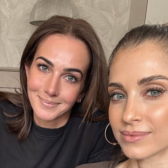 FC Bayern: Cathy Hummels postet sich mit Lisa Müller während des Spiels
