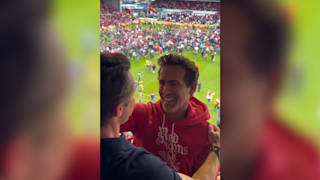 Ryan Reynolds feiert AFC Wrexhams Aufstieg