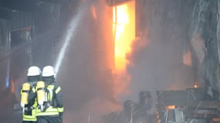 Feuer in Rietberg: Papier-Fabrik brennt, Großeinsatz für Feuerwehr