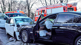 Unfall in Stuttgart: BMW-Fahrer rast mit Sommerreifen Frau tot