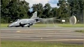 Defektes Fahrwerk: Kampfjet rutscht über Landebahn