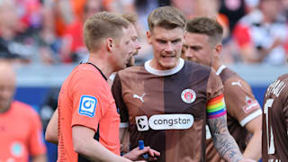 Leader auf und neben dem Platz. In der Saisonendphase vertritt Eric Smith (27/l. gegen Stuttgarts Karazor) den verletzten Jackson Irvine (31/Fuß-OP) als Kapitän