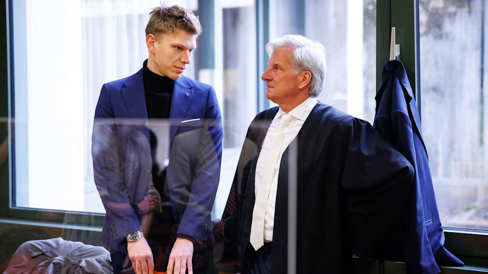 Anwalt Klaus Höchstetter beim Prozess im Jahr 2023 mit Bens Bruder, der als Nebenkläger teilnahm