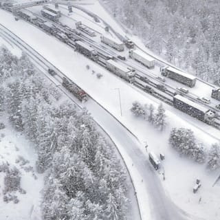 ADAC warnt Winterurlauber: Mega-Stau auf Alpen-Autobahnen