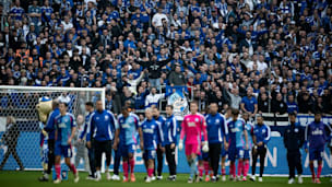 Bei Peinlich-Auftritt: HIER rollen Schalke-Fans die Fahnen ein
