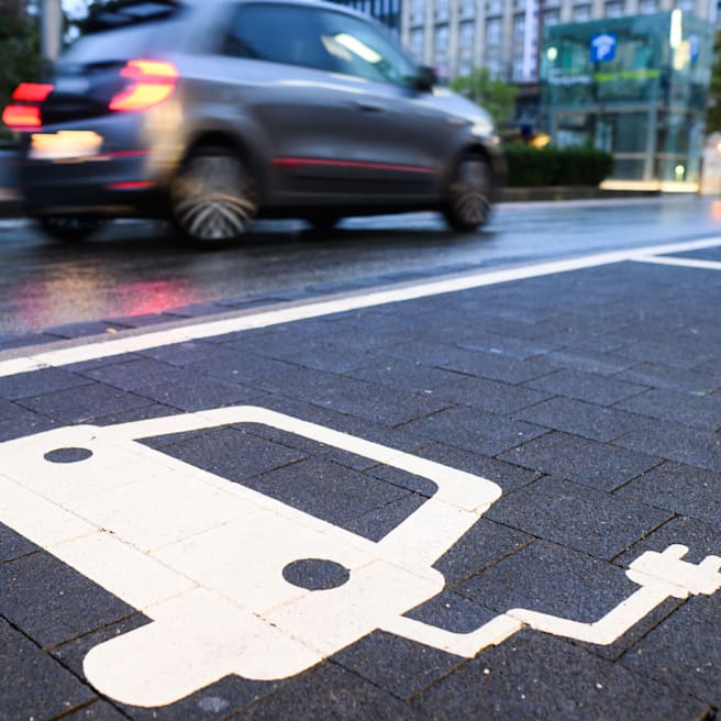 Große regionale Unterschiede: Überraschende Umfrage zu 
E-Autos!