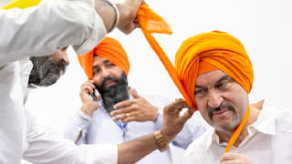Markus Söder trägt Turban beim Indien-Besuch
