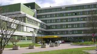 Die Po-Haut von Patient Axel G. (71) ist abgestorben (schwarzer Fleck). Weitere Hautbereiche sind stark entzündet