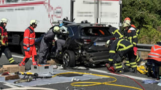 Der SUV wurde bei dem Unfall stark beschädigt. Die Insassen mussten mit Spezialgeräten befreit werden