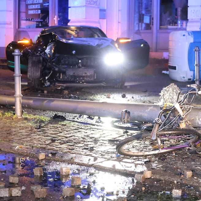 Unfall in Berlin: Bruchpilot (21) rutscht mit 625-PS-BMW auf Gehweg