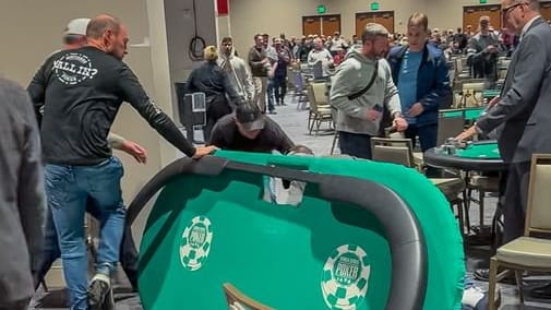 Was für ein Chaos!: Randalierer schmeißt Poker-Tische um