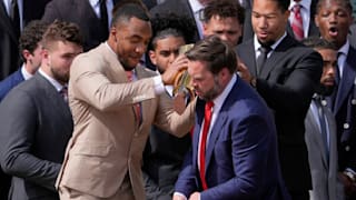 Fauxpas im Weißen Haus: Vance schrottet Football-Pokal bei Verleihung