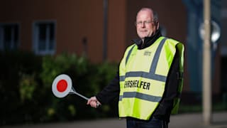 Magdeburg-Boss Marc-Henrik Schmedt (55) war mit Warnweste als Verkehrshelfer im Einsatz