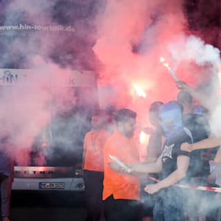 VfL Bochum: Episch! Plötzlich feiern Bochum-Spieler mit Fans & Feuerwehr