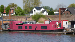 Bedrückt sitzt Lasse Fröhlich (22) auf dem Sonnendeck des pinkfarbenen Hausbootes seiner Mutter, wird von den Polizisten befragt