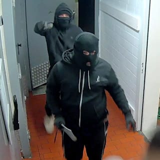 Überfall auf McDonald's in Göttingen: Wer kennt diese Masken-Männer?