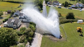 In einer gewaltigen Fontäne schoss das Wasser aus der kaputten Hauptwasserleitung